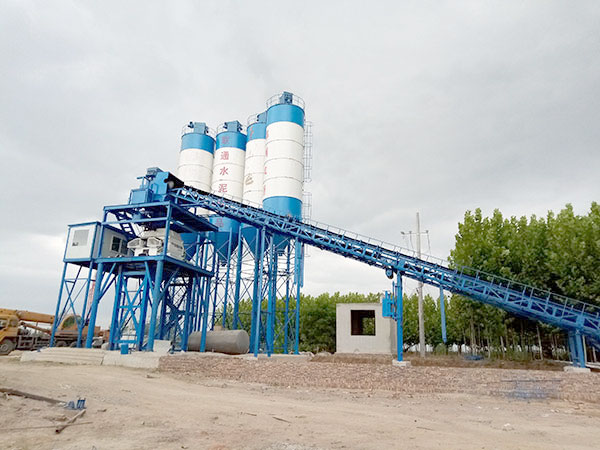 商丘引进中欧电子平台（中国）有限公司官网90混凝土搅拌站的工作现场